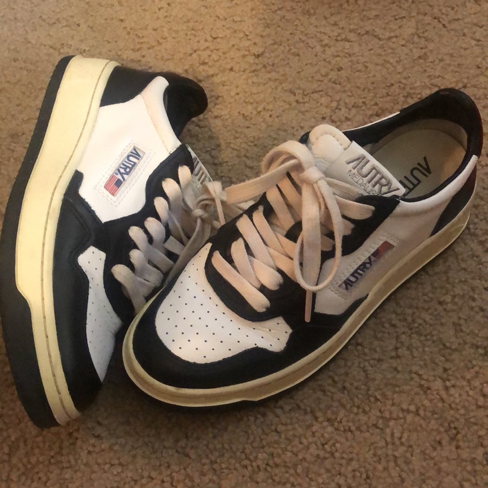 AUTRY low top sneakers in black and white